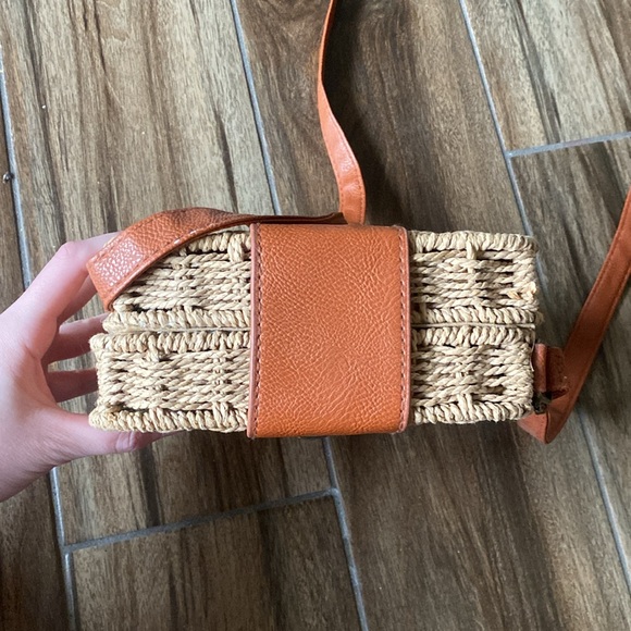 🎀Adorable Tan Woven Crossbody Bag! - Picture 3 of 10